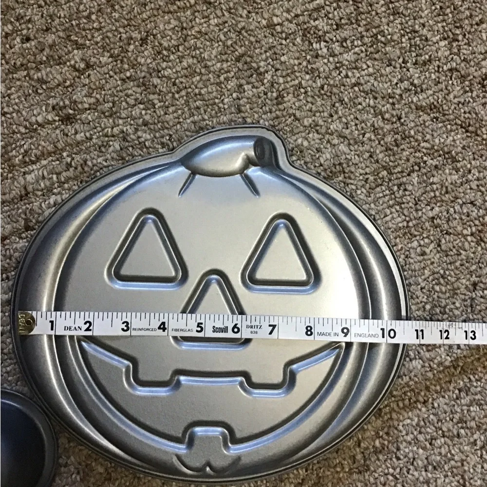 A total of 3 cake pans one star, one ghost , one pumpkin